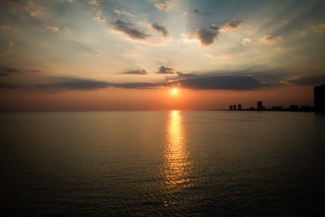 IMAGE: http://i33.photobucket.com/albums/d81/GrendelZ/sunset1.jpg