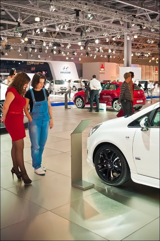 Девушки на автошоу