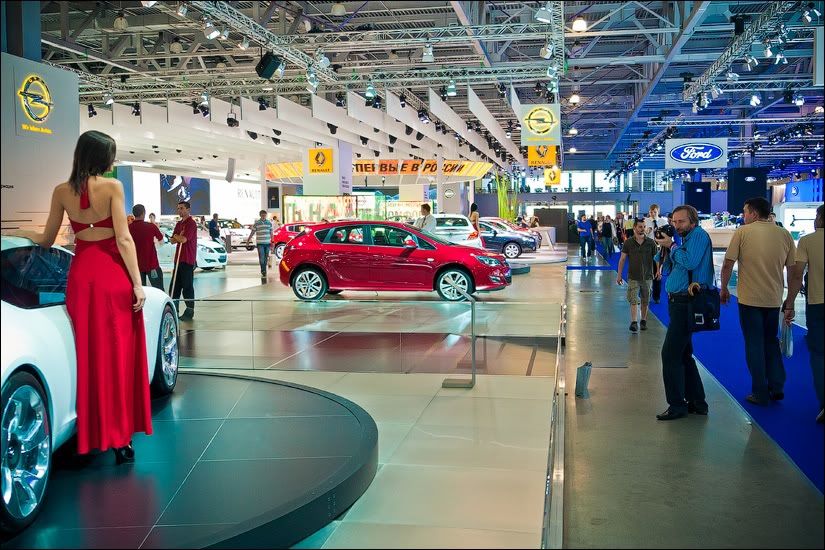 Девушки на автошоу