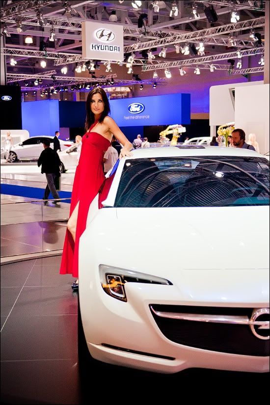 Девушки на автошоу