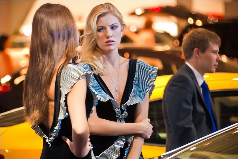 Девушки на автошоу