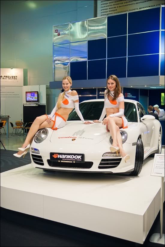 Девушки на автошоу