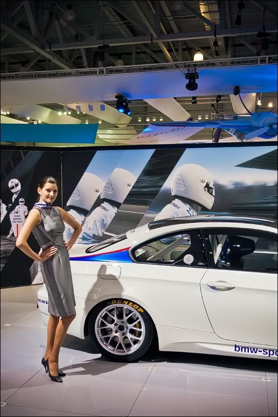 Девушки на автошоу