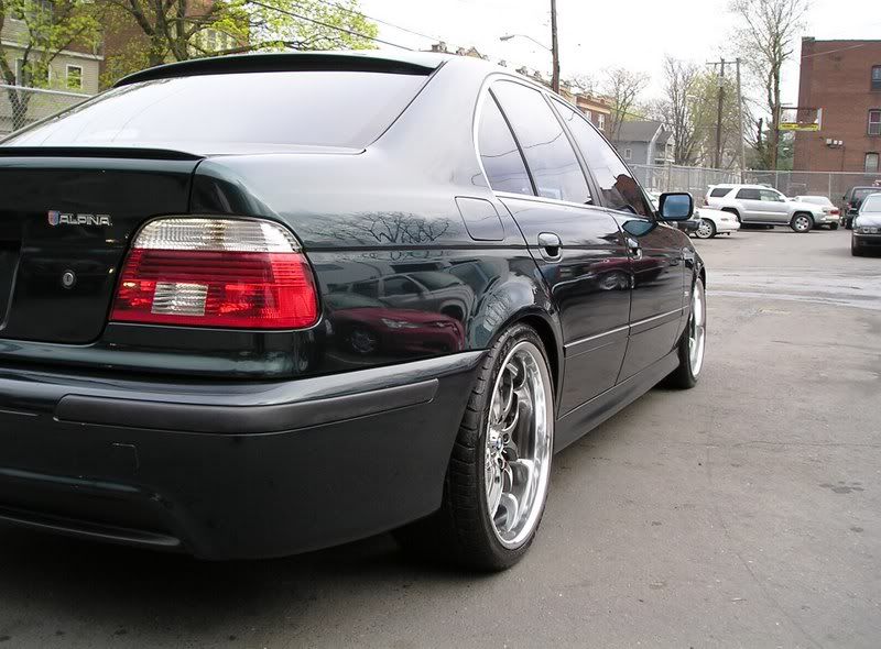 What does staggered wheels mean bmw #7