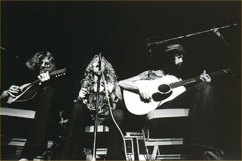 Da esquerda para a direita: John Paul Jones, Robert Plant e Jimmy Page