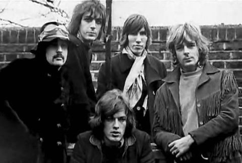 Da esquerda para a direita: Nick Mason, Syd Barrett, David Gilmour, Roger Waters e Richard Wright (1967)