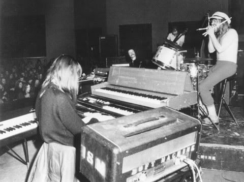 Da esquerda para a direita: Mike Ratledge, Elton Dean, Hugh Hopper, e Robert Wyatt. Os Soft Machine em 1970.