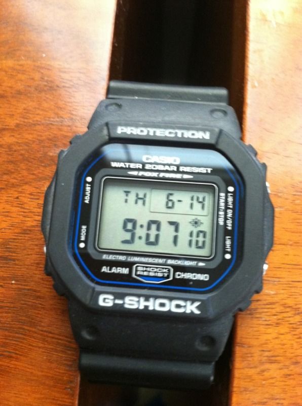 g shock light automatically turns on