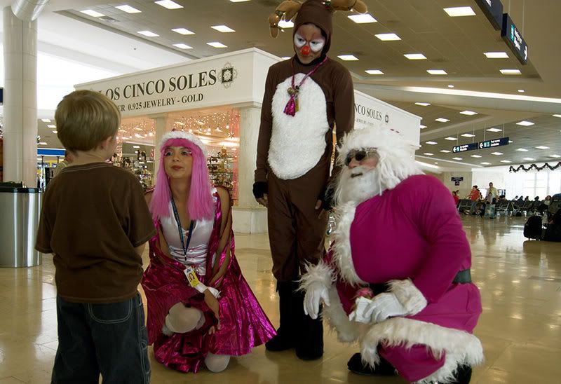 http://i33.photobucket.com/albums/d98/shadrick/airport-santa.jpg